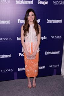 Miranda Cosgrove feet photo thumbnail