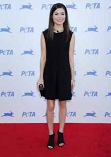 Miranda Cosgrove feet photo thumbnail