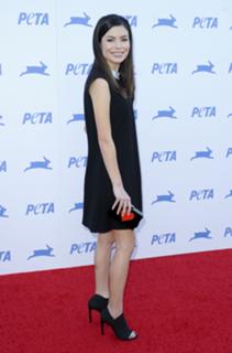Miranda Cosgrove feet photo thumbnail