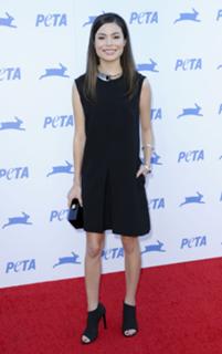 Miranda Cosgrove feet photo thumbnail