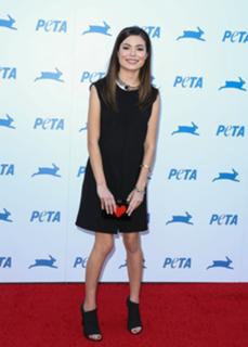 Miranda Cosgrove feet photo thumbnail