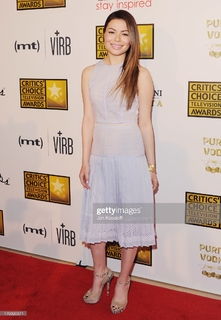 Miranda Cosgrove feet photo thumbnail