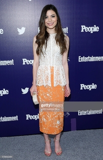 Miranda Cosgrove feet photo thumbnail