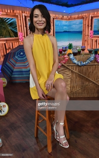 Miranda Cosgrove feet photo thumbnail