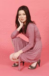 Miranda Cosgrove feet photo thumbnail