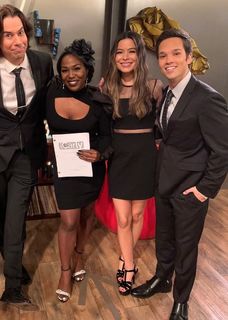 Miranda Cosgrove feet photo thumbnail