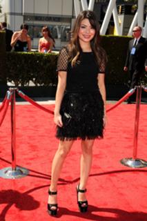 Miranda Cosgrove feet photo thumbnail