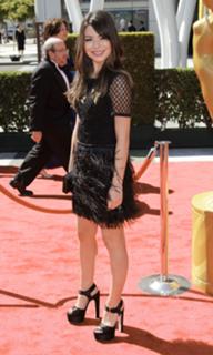 Miranda Cosgrove feet photo thumbnail
