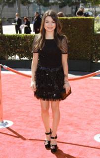 Miranda Cosgrove feet photo thumbnail