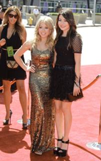 Miranda Cosgrove feet photo thumbnail