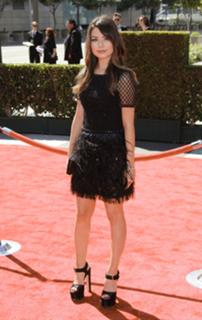 Miranda Cosgrove feet photo thumbnail
