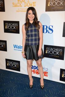 Miranda Cosgrove feet photo thumbnail