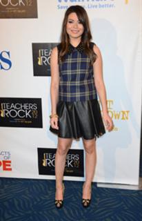 Miranda Cosgrove feet photo thumbnail