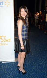 Miranda Cosgrove feet photo thumbnail