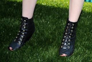 Miranda Cosgrove feet photo thumbnail