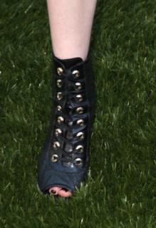 Miranda Cosgrove feet photo thumbnail