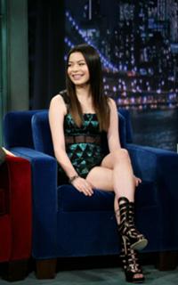 Miranda Cosgrove feet photo thumbnail