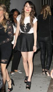 Miranda Cosgrove feet photo thumbnail