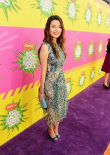 Miranda Cosgrove feet photo thumbnail
