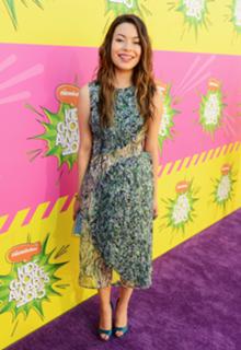 Miranda Cosgrove feet photo thumbnail