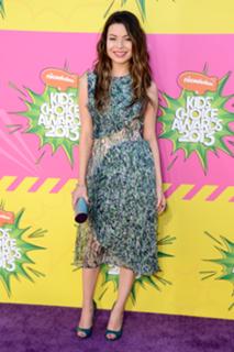 Miranda Cosgrove feet photo thumbnail