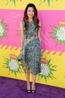 Miranda Cosgrove feet photo thumbnail