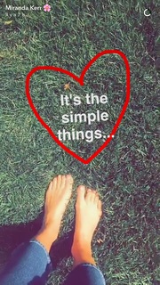 Miranda Kerr feet photo thumbnail