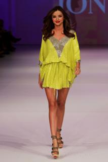 Miranda Kerr feet photo thumbnail