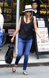 Miranda Kerr feet photo thumbnail