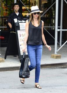 Miranda Kerr feet photo thumbnail