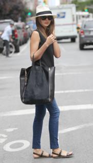 Miranda Kerr feet photo thumbnail