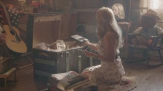 Miranda Lambert feet photo thumbnail