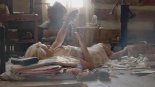 Miranda Lambert feet photo thumbnail
