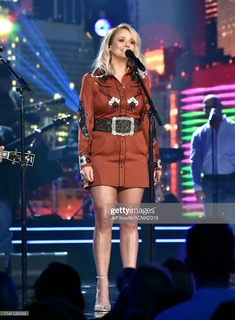 Miranda Lambert feet photo thumbnail