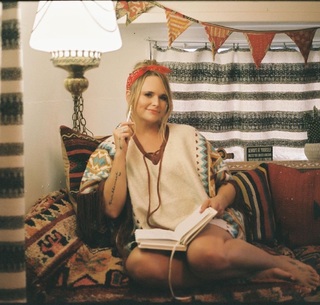 Miranda Lambert feet photo thumbnail