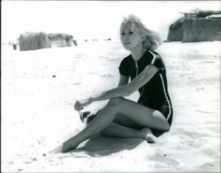 Mireille Darc feet photo 2