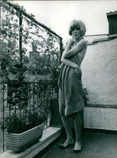 Mireille Darc feet photo 9
