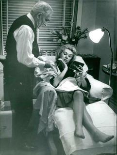 Mireille Darc feet photo 5