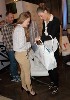 Mireille Enos feet photo thumbnail