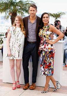 Mireille Enos feet photo thumbnail