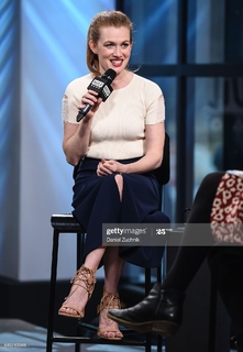 Mireille Enos feet photo thumbnail