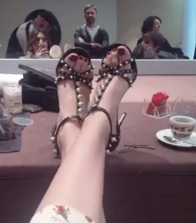 Miriam Leone feet photo thumbnail