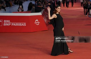 Miriam Leone feet photo thumbnail