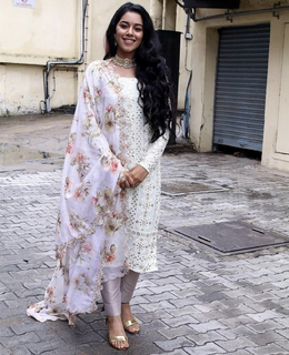 Mirnalini Ravi feet photo 11