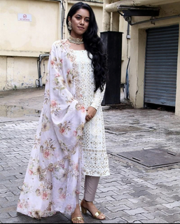 Mirnalini Ravi feet photo 10