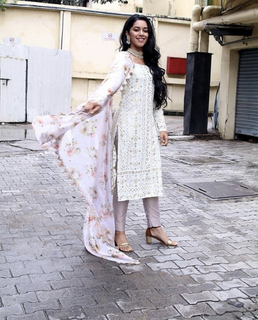 Mirnalini Ravi feet photo 9