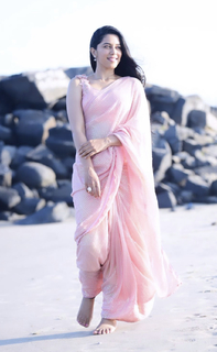 Mirnalini Ravi feet photo 5