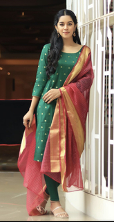 Mirnalini Ravi feet photo 13