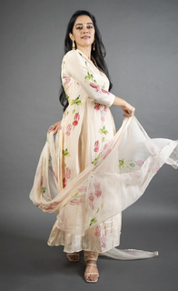 Mirnalini Ravi feet photo 12