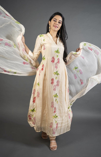 Mirnalini Ravi feet photo 11